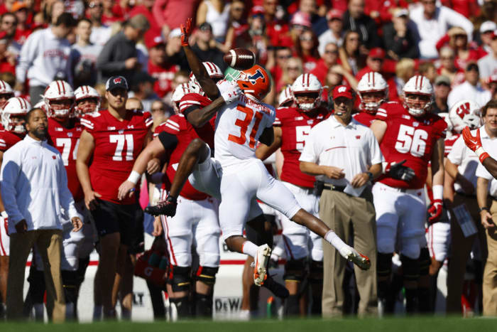 Illinois cornerback Devon Witherspoon breaks up pass